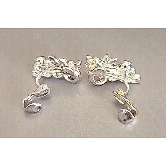 Vintage Pair Of Silver Tone Clip On Grape Cluster Earrings - Picture 3 of 6